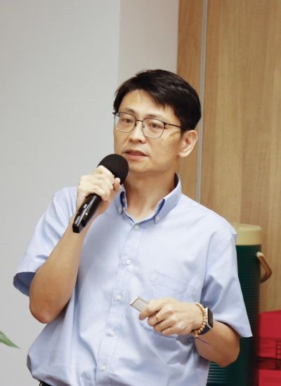 施鴻源